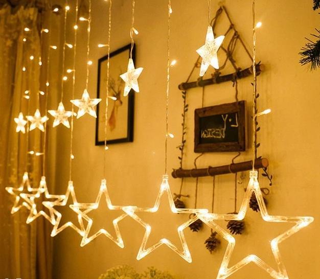 Guirlandes électriques de Noël suspendues
