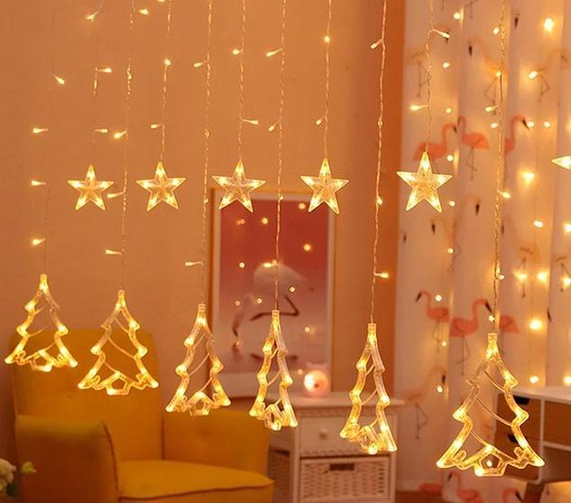 Guirlandes électriques de Noël suspendues