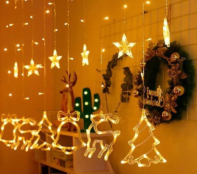 Guirlandes électriques de Noël suspendues